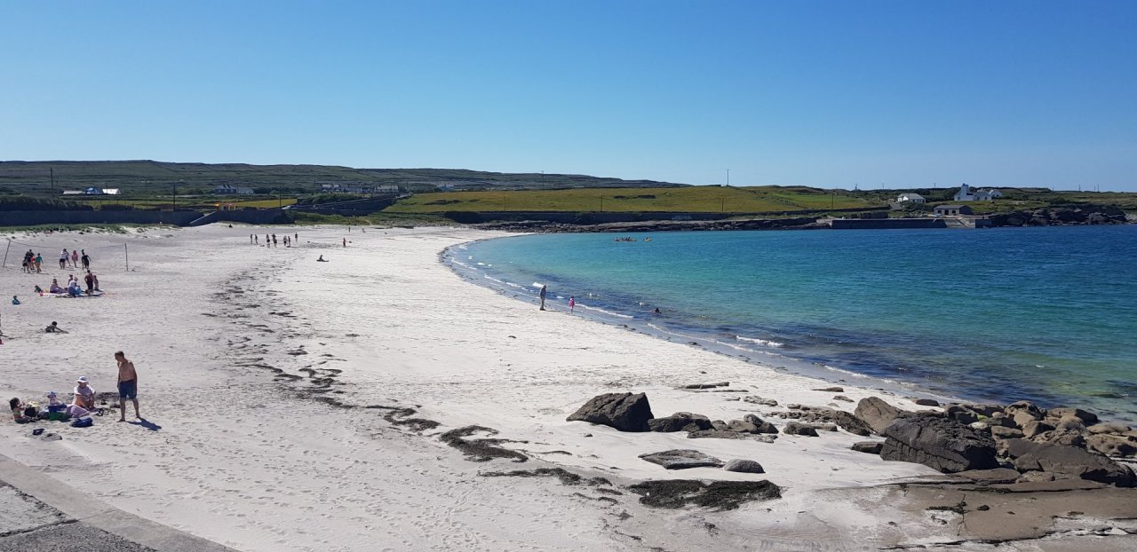 Groupes de personnes sur une plage de la côte est de l'île d'Inis Mór